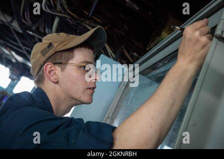 MAR BALTICO (8 giugno 2021) il compagno di Boatswain Nathan Hale, da, scrive su un compagno di boatswain della tavola di guardia sul ponte del cacciatorpediniere missilistico guidato di classe Arleigh Burke USS Roosevelt (DDG 80) durante il BALTOPS 50, 6 giugno 2021. Il cinquantesimo BALTOPS rappresenta un impegno continuo e costante per rafforzare l'interoperabilità nell'Alleanza e garantire la sicurezza marittima collettiva nel Mar Baltico. Foto Stock