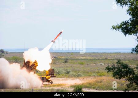 CAPU MIDIA TRAINING AREA, Romania — Un sistema missilistico Patriot MIM-104 attiva un missile durante un esercizio sul campo, 9 giugno 2021. I sistemi missilistici venivano lanciati dal vivo come parte di un'esercitazione di fuoco per Sabre Guardian, un'esercitazione con DEFENDER-Europe 21. Foto Stock