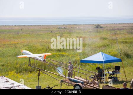 CAPU MIDIA TRAINING AREA, Romania — viene lanciato Un drone Banshee che funge da target per i sistemi missilistici MIM-104 Patriot e AN/TWQ-1 Avenger, 9 giugno 2021. I droni servivano come obiettivi per un esercizio sul campo condotto come parte di Sabre Guardian, un esercizio con DEFENDER-Europe 21. Foto Stock