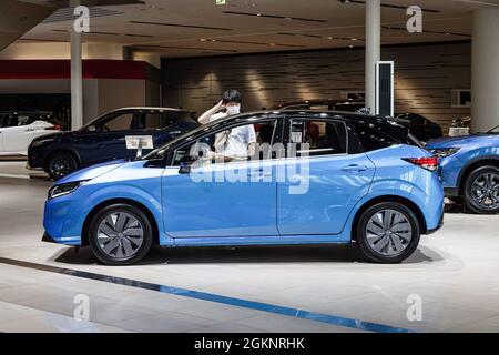 Yokohama, Giappone. 15 settembre 2021. I visitatori esplorano la nuova Nissan Note alla Nissan Gallery di Yokohama. Credit: SOPA Images Limited/Alamy Live News Foto Stock