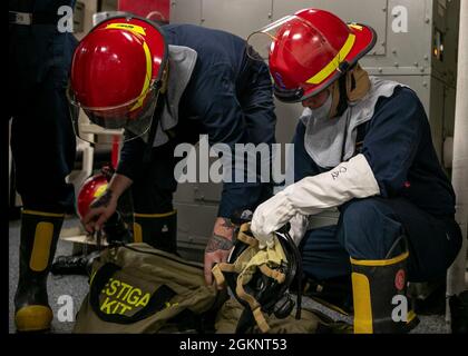 Il Mate Seaman Kyle Caliver di Boatswain, a sinistra, da San Diego, e il Seaman otto Ycaza di Houston, entrambi assegnati al reparto di coperta della USS Gerald R. Ford (CVN 78), preparano gli attrezzi per una trapanatrice generale, l’8 giugno 2021. Ford è in corso nell'Oceano Atlantico conducendo Full Ship Shock Trials (FSST). La Marina degli Stati Uniti conduce prove d'urto di nuovi progetti di navi usando esplosivi vivi per confermare che le nostre navi da guerra possono continuare a soddisfare i requisiti di missione impegnativi nelle condizioni difficili che potrebbero incontrare in battaglia. Foto Stock