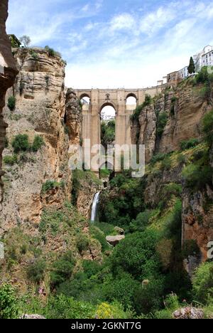 Nuovo ponte (Puente Nuevo) visto dal di dentro la gola, Ronda, provincia di Malaga, Andalusia, Spagna, Europa occidentale. Foto Stock