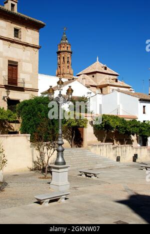 Plaza Guerrero Munoz con il museo comunale a sinistra, torre di Iglesia San Sebastian nel centro, Antequera, Spagna. Foto Stock