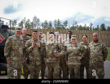 Briga dell'esercito degli Stati Uniti. Il Gen. Jeffery Copeland, direttore del personale congiunto e assistente generale, propone una foto con il col. Michelle Harper, il 449o Combat Aviation Brigade Commander, i leader del 449o CAB, e i soldati assegnati alla Echo Company 1-130o attacca Battagion, 449o CAB a Fort Bragg, N.C., 8 giugno 2021. Copeland ha visitato i soldati dell'1-130° AB che stanno conducendo la loro formazione annuale. Foto Stock