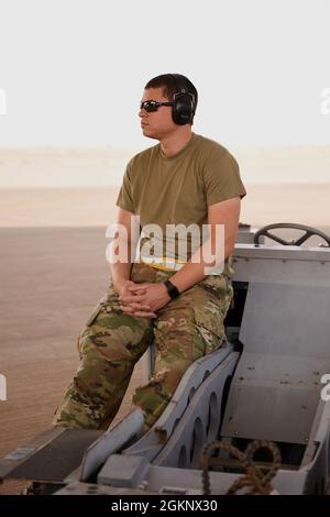 U.S. Air Force staff Sgt. Caleb Menges, 157th Expeditionary Fighter Generation Squadron Weapons loader, attende di condurre controlli sulle armi prima del volo a bordo di un F-16 Fighting Falcon Fighter Jet presso la base aerea Prince Sultan, Regno dell'Arabia Saudita, 8 giugno 2021. Gli Airmen 'Swamp Fox' della Guardia Nazionale dell'aria del South Carolina sono dispiegati in PSAB per proiettare il potere di combattimento e contribuire a rafforzare le capacità difensive contro le potenziali minacce nella regione. Foto Stock