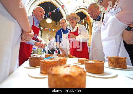 Una serie di torte sono giudicate durante gli annuali British Pie Awards presso la St Mary's Church di Melton Mowbray, Leicestershire. Data foto: Mercoledì 15 settembre 2021. Foto Stock