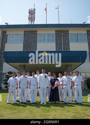 YOKOSUKA, Giappone (9 giugno 2021) — il comandante Derek F. Mullenhour, comandante, attività della flotta il comandante di Yokosuka (CFAY), si pone con i capi del comandante del distretto Yokosuka della forza di autodifesa marittima del Giappone e con i capi del comandante del capo del Petty ufficiali a seguito di una cerimonia di premiazione di lode tenuta alla sede del distretto di Yokosuka. Mullenhour è stato premiato e onorato per il suo contributo e la sua leadership, che ha contribuito a rafforzare il rapporto tra le comunità navali giapponesi e statunitensi di Yokosuka. Da oltre 75 anni CFAY ha fornito, mantenuto e operato Foto Stock