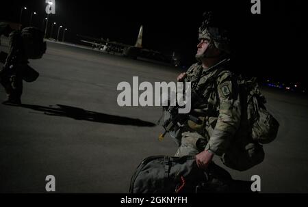 Un paratrooper dell'esercito degli Stati Uniti assegnato alla 173a Brigata Airborne cammina ad un punto di sosta dopo il off-loading da un C-130 a Mahbes Airfield, Marocco, durante il Leone africano 2021, 9 giugno 2021. Il Leone africano è il più grande, Premier, Joint, esercizio annuale del comando degli Stati Uniti d'Africa ospitato da Marocco, Tunisia e Senegal, 7-18 giugno. Più di 7,000 partecipanti provenienti da nove nazioni e dalla NATO si allenano insieme con un focus sul rafforzamento della disponibilità per le forze degli Stati Uniti e delle nazioni partner. AL21 è un esercizio multi-dominio, multi-componente e multi-nazionale, che impiega una gamma completa di capacità di missione con l'obiettivo di Foto Stock