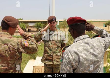 Steven Kornegay saluta il Lt. Col. Adam Greene e l'Esercito Gibutiano il Lt. Col. Mohamed Assoweh durante la sua cerimonia di promozione al rapuro di Battaglione (BIR) composto a Gibuti, 9 giugno 2021. Kornegay ha avuto una cerimonia di promozione combinata con i soldati della BIR Gibutiana per significare l'unità tra le forze. Foto Stock