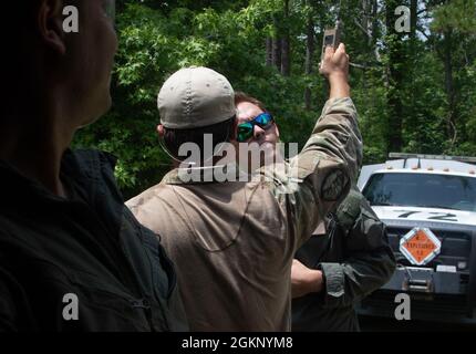 Un membro del Carteret County Special Forces Response Team (SRT) esegue una detonazione remota di più bombe durante una dimostrazione di ordigno alla Marine Corps Air Station Cherry Point, North Carolina, 9 giugno 2021. I tecnici SRT e di smaltimento di ordigni esplosivi con la sede centrale e la sede centrale Squadron, hanno condotto una gamma di ordigni di formazione congiunta per identificare e comprendere meglio gli effetti di diversi ordigni militari, esplosivi militari e cariche improvvisate che SRT potrebbe incontrare. Foto Stock