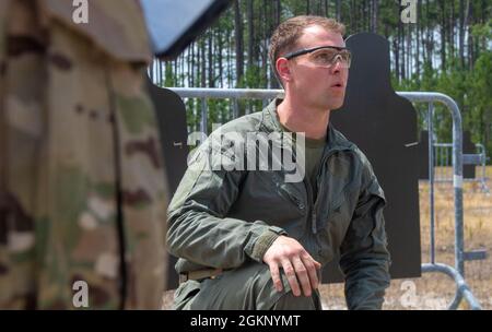 Personale del corpo dei Marine degli Stati Uniti Sgt. Mark Frick, un tecnico per lo smaltimento delle prescrizioni esplosive (EOD) con sede centrale e sede centrale Squadron, spiega diversi tipi di ordinanze militari al Carteret County Special Forces Response Team (SRT) durante un evento di addestramento congiunto alla Marine Corps Air Station Cherry Point, North Carolina, 9 giugno 2021. La formazione consisteva in classi e dimostrazioni degli effetti di diversi ordigni militari, esplosivi militari e cariche improvvisate che potrebbero incontrare SRT. Foto Stock