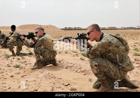 Soldati dell'esercito degli Stati Uniti con la Georgia Army National Guard's Alpha Company, 2° Battaglione, 121° reggimento fanteria, 48° squadra di combattimento di Brigata fanteria condurre prove di squadra di fucile durante l'esercizio del Leone africano 21 9 giugno 2021, a Tantan, Marocco. African Lion 2021 è il più grande, Premier, comune, esercizio annuale del comando dell'Africa degli Stati Uniti ospitato da Marocco, Tunisia e Senegal, 7-18 giugno. Più di 7,000 partecipanti provenienti da nove nazioni e dalla NATO si allenano insieme con un focus sul rafforzamento della disponibilità per le forze degli Stati Uniti e delle nazioni partner. AL21 è multi-dominio, multi-componente, e multinazionale esercizio, che emplo Foto Stock