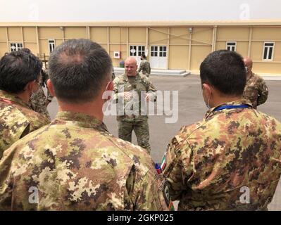 Roger Cloutier, Comandante, comando di terra alleata, visita il personale della NATO Rapid Deployable Corps-Italy che partecipa all'esercizio del Leone africano 21 ad Agadir, Marocco, 9 giugno 2021. African Lion 2021 è il più grande, Premier, comune, esercizio annuale del comando degli Stati Uniti d'Africa ospitato da Marocco, Tunisia e Senegal, il 7-18 giugno. Più di 7,000 partecipanti provenienti da nove nazioni e dalla NATO si allenano con un focus sul rafforzamento della disponibilità per noi e per le forze nazionali partner. AL21 è un'esercitazione multinazionale, multi-componente e multi-dominio, che impiega una gamma completa di funzionalità mission-wit Foto Stock