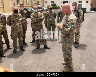 Roger Cloutier, Comandante, comando di terra alleata, visita il personale della NATO Rapid Deployable Corps-Italy che partecipa all'esercizio del Leone africano 21 ad Agadir, Marocco, 9 giugno 2021. African Lion 2021 è il più grande, Premier, comune, esercizio annuale del comando degli Stati Uniti d'Africa ospitato da Marocco, Tunisia e Senegal, il 7-18 giugno. Più di 7,000 partecipanti provenienti da nove nazioni e dalla NATO si allenano con un focus sul rafforzamento della disponibilità per noi e per le forze nazionali partner. AL21 è un'esercitazione multinazionale, multi-componente e multi-dominio, che impiega una gamma completa di funzionalità mission-wit Foto Stock