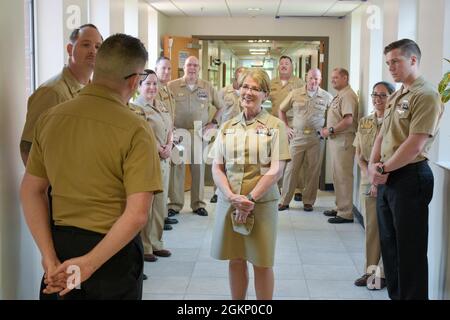 PENSACOLA, Fla. (9 giugno 2021) ADM posteriore. Cynthia Kuehner, Comandante, Naval Medical Forces Support Command (NMFSC), parla ai marinai durante un tour del Naval Aerospace Medical Institute come parte della sua visita al Navy Medicine Operational Training Command (NMOTC). La missione di NMOTC è quella di fornire formazione per la medicina operativa e la sopravvivenza dell'aviazione, sostenere la flotta e la forza marina della flotta con servizi di consulenza di medicina operativa, condurre programmi di formazione e formazione per il personale del reparto medico in varie discipline di medicina operativa e garantire la preparazione degli operati Foto Stock