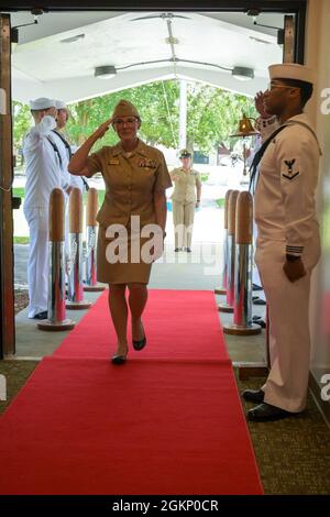 PENSACOLA, Fla. (9 giugno 2021) ADM posteriore. Cynthia Kuehner, Comandante, Naval Medical Forces Support Command (NMFSC), saluta i sideboys quando arriva al Navy Medicine Operational Training Command (NMOTC). La missione della NMOTC è quella di fornire formazione per la medicina operativa e la sopravvivenza dell'aviazione, sostenere la flotta e la forza marina della flotta con servizi di consulenza in medicina operativa; condurre programmi di istruzione e formazione per il personale del reparto medico in varie discipline di medicina operativa e garantire la preparazione delle forze operative fornendo formazione sulla sopravvivenza dell'aviazione. Foto Stock