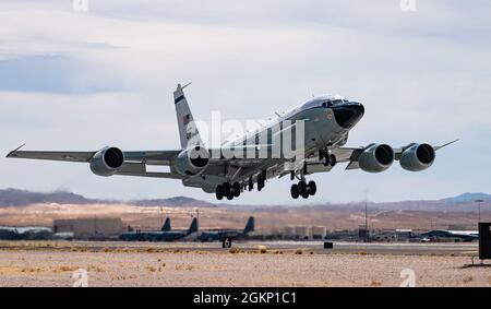 Un RC-135 Rivet Joint Reconnaissance Aircraft decola dalla base dell'aeronautica di Nellis, durante l'esercitazione di integrazione della scuola di armi, 9 giugno 2021. Il RC-135 è un C-135 ampiamente modificato. Le modifiche del Rivet Joint sono correlate alla sua suite di sensori di bordo, che consente all'equipaggio di missione di rilevare, identificare e geolocare i segnali in tutto lo spettro elettromagnetico. Foto Stock