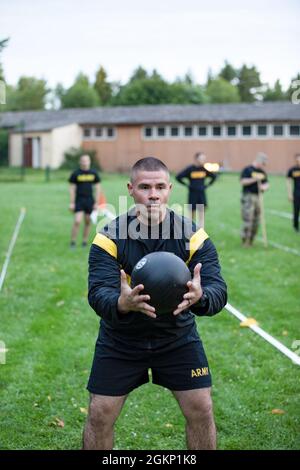 SPC dell'esercito degli Stati Uniti. Alexander Farnum, Tolland, nativo del Connecticut, e poliziotto militare con la diciottesima Brigata militare di polizia, il 21esimo comando di sostegno del teatro, si prepara a lanciare una sfera di medicina durante la concorrenza migliore del guerriero dell'Europa dell'esercito degli Stati Uniti e dell'Africa all'area di addestramento del Garrison dell'esercito degli Stati Uniti Hohenfels, Germania, 7 agosto. I soldati conducono un Army Combat Physical Fitness Test (ACFT) che è composto da sei componenti di fitness che misura la forza muscolare, il potere, la flessibilità e il coordinamento di un soldato. Foto Stock