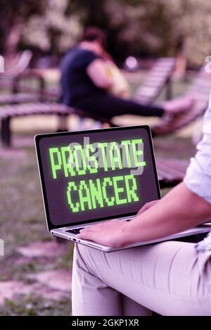 Scrittura mano segno cancro della prostata. Parola per il cancro si sviluppa nella ghiandola del sistema riproduttivo maschile posti di lavoro online e di lavoro in remoto connessione Foto Stock