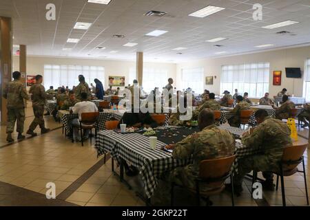 I soldati assegnati alla terza Divisione di fanteria gusteranno il pranzo preparato appositamente per il compleanno dell'Esercito presso la seconda struttura di ristorazione della brigata blindata a Fort Stewart, Georgia, 10 giugno 2021. L'Esercito celebra 246 anni di servizio dalla sua fondazione il 14 giugno 1775, quando il Congresso continentale ha autorizzato l'arruolamento per la creazione dell'Esercito continentale americano. Foto Stock