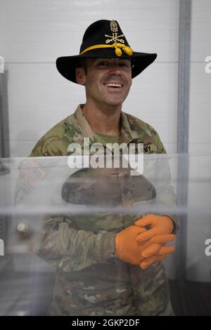 1° Sgt. Jeremy Kuryla, un soldato assegnato al 3 ° Squadron, 17 ° reggimento Cavalry, 3 ° brigata di aviazione di combattimento, 3 ° Divisione fanteria serve cibo presso la sala da pranzo su Hunter Army Airfield, Georgia, giugno 10. Gli alti dirigenti del terzo TAXI e della guarnigione hanno servito il pranzo dei soldati in occasione del 246° compleanno dell’Esercito. Foto Stock