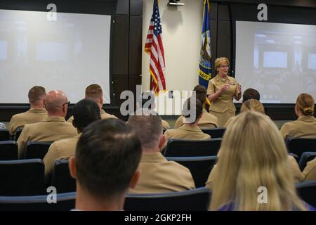 PENSACOLA, Fla. (10 giugno 2021) ADM posteriore. Cynthia Kuehner, Comandante, Naval Medical Forces Support Command (NMFSC), parla a marinai e civili assegnati al Navy Medicine Operational Training Command (NMOTC) durante una chiamata a tutte le mani. La missione di NMOTC è quella di fornire formazione per la medicina operativa e la sopravvivenza dell'aviazione. Sostenere la flotta e la flotta Marine Force con servizi di consulenza di medicina operativa, condurre programmi di formazione e formazione per il personale del reparto medico in varie discipline di medicina operativa e garantire la prontezza delle forze operative fornendo Foto Stock