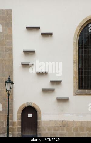 Memoriale dedicato a Jan Hus sulla facciata della Cappella di Betlemme (Betlémská kaple) a Staré Město (Città Vecchia) a Praga, Repubblica Ceca. Il memoriale progettato dagli artisti cechi Adam Jirkal, Martin Papcún e Jerry Koza è stato svelato nel 2015 in occasione del 600° anniversario della combustione del riformatore ceco Jan Hus, che era il predicatore nella Cappella di Betlemme. Le ombre degli elementi orizzontali del memoriale formano l'iscrizione 'Za pravdu' (per la verità) sul muro. L'iscrizione, che era il motto della riforma Boema, è visibile solo nei giorni di sole da maggio a luglio. Foto Stock