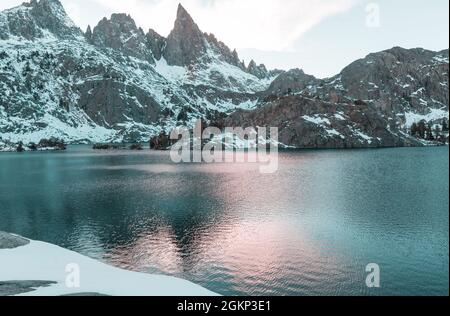 Escursione al bellissimo lago minareto, Ansel Adams Wilderness, Sierra Nevada, in California,USA.La stagione autunnale. Foto Stock