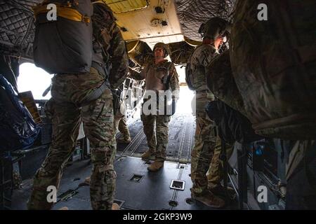 Un Jumpmaster dell'esercito degli Stati Uniti assegnato al diciannovesimo gruppo delle forze speciali (Airborne) dà i comandi ai ponticelli per prepararli ad uscire in sicurezza dall'aeromobile durante un'operazione congiunta di trasporto aereo tra il diciannovesimo gruppo delle forze speciali (Airborne) della Guardia Nazionale dello Utah e i paracroopers dell'esercito reale marocchino alla base aerea ben Guerir, Marocco, Giugno 10, 2021. African Lion 2021 è il più grande, Premier, comune, esercizio annuale del comando dell'Africa degli Stati Uniti ospitato da Marocco, Tunisia e Senegal, 7-18 giugno. Più di 7,000 partecipanti provenienti da nove nazioni e dalla NATO si allenano insieme con un focus sul miglioramento della preparazione per gli Stati Uniti e i partner Foto Stock