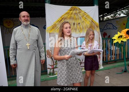 DNIPRO, UCRAINA - 14 SETTEMBRE 2021 - ospitanti dell'evento di carità di festa di Dumpling ucraino organizzato per gli allievi dell'orfanotrofio di Barvinok dalla squadra della Fondazione caritativa di sogni reali, Dnipro, Ucraina orientale Foto Stock