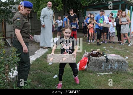 DNIPRO, UCRAINA - 14 SETTEMBRE 2021 - i soldati della Guardia Nazionale dell'Ucraina e gli alunni dell'orfanotrofio Barvinok sono raffigurati durante l'evento di beneficenza della Festa della Muntana Ucraina organizzato dal team della Fondazione caritativa Real Dreams, Dnipro, Ucraina orientale Foto Stock