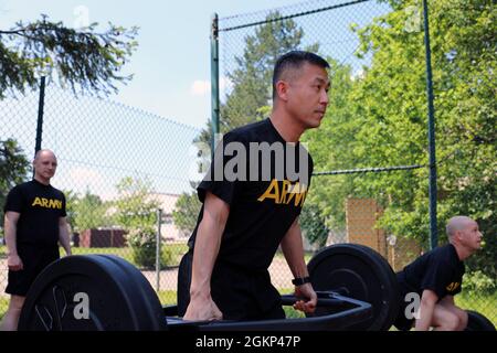 Il col. Jacob Gin, il capo delle risorse umane per il comando regionale di salute Europa, completa la parte deadlift del test di idoneità di combattimento dell'esercito. Foto Stock