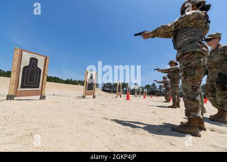 I soldati dell'esercito degli Stati Uniti con la 508a compagnia di polizia militare della Guardia Nazionale del New Jersey prendono parte al corso aggiornato di qualificazione delle pistole da combattimento (CPQC) sulla base congiunta McGuire-Dix-Lakehurst, N.J., 10 giugno 2021. Foto Stock