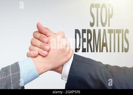 Segno di testo che mostra Stop dermatite. L'approccio aziendale pone fine all'irritazione causata dal toccare qualcosa di due Professional Well-Dressed Corporate Foto Stock