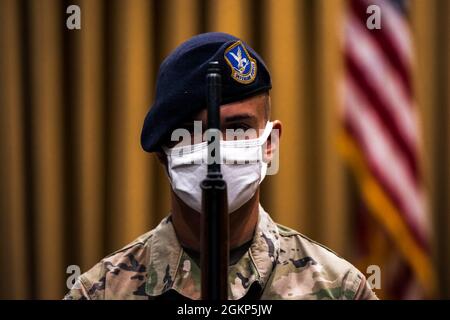 Airman 1st Class Zachary Sawdey, 39th Air base Wing Honor Guardsman, tiene un fucile durante una cerimonia di cambio di comando alla Incirlik Air base, Turchia, 10 giugno 2021. La cerimonia del cambio di comando è una tradizione militare di lunga data che rappresenta il trasferimento formale della responsabilità da un ufficiale all'altro. Foto Stock