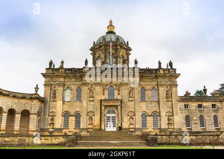 Ingresso principale al castello Howard, Regno Unito. La facciata, con i suoi pilastri dorici giganti alternati, le doppie assi delle finestre e la cupola, è molto originale. Foto Stock