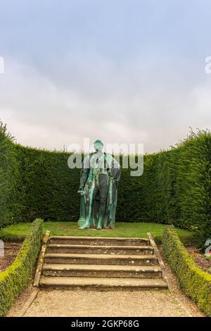 Statua di George William Frederick Howard 7 conte di Carlisle dello scultore irlandese John Henry Foley nei giardini di Castle Howard, Regno Unito. Foto Stock