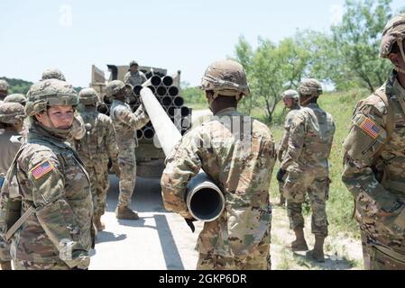 I soldati del 61° Battaglione Quartermaster, 13° comando Expeditionary Sostainment, stabiliscono la loro pipeline durante l'esercizio 2021 Quartermaster Liquid Logistics. Uniti da oltre 400 soldati quartermaster da Fort Hood e unità attive e di riserva dell'esercito degli Stati Uniti in tutta la nazione, circa 250 soldati dall'unità preparata e partecipata 7-26 giugno. Foto Stock