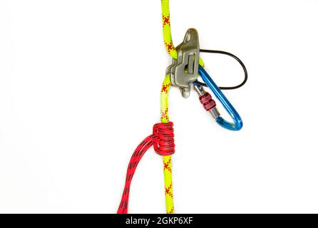 Sistema di dulfer classico con apparecchiatura belay ATC, isolato su sfondo bianco. Attrezzature sportive progettate per la discesa automatica su fune. Arrampicarsi lo fa Foto Stock