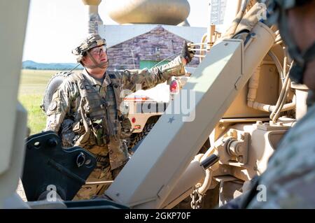 SGT. 1a classe Robert VOL, un supervisore della manutenzione per la 357a compagnia di ingegneri, 412th Theatre Engineer Command, passa attraverso il processo di recupero del veicolo di un camion di utilità generale M939 come parte dell'esercizio Warrior 86-21-02 11 giugno 2021, su Fort McCoy, Wis. Il WAREX fornisce alle unità della riserva dell'esercito degli Stati Uniti scenari realistici di addestramento durante le loro due settimane di addestramento annuale. Foto Stock