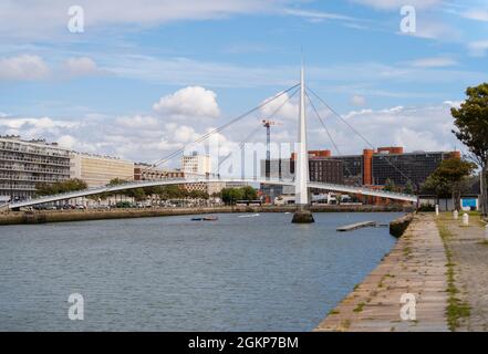 Le Havre, Francia - 8 agosto 2021: Il centro della città di le Havre, Normandia, Francia con la passerella attraverso il bacino del Commercio Foto Stock