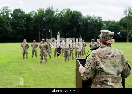 Il Colon. Diane M. Armbruster, il comandante uscente del 106° Reggimento (RTI), parla alla formazione durante una cerimonia di cambio di comando al Camp Smith Training Site di Cortlandt Manor N.Y. 12 giugno 2021. Foto Stock