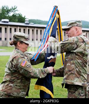 Diane M. Armbruster, il comandante uscente del 106° reggimento (RTI), passa la guidon al Gen. Raymond F. Shields, il generale aggiunto del NYNG, durante una cerimonia di cambio comando al Camp Smith Training Site di Cortlandt Manor N.Y. 12 giugno 2021. Foto Stock