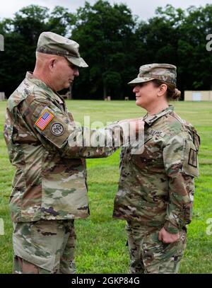 Il generale maggiore Raymond F. Shields, il generale aggiunto del NYNG, presenta il Colon. Diane M. Armbruster, il comandante uscente del 106o reggimento (RTI), con la medaglia di servizio meritoria, durante una cerimonia di cambio di comando al Camp Smith Training Site di Cortlandt Manor N.Y. 12 giugno 2021. La medaglia di servizio meritoriosa è presentata ai membri delle forze armate degli Stati Uniti che si sono distinti per il risultato meritorio eccezionale o servizio agli Stati Uniti dopo al 16 gennaio 1969. Foto Stock