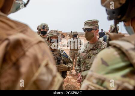 Andrew M. Rohling, comandante della Task Force dell'Europa meridionale, incontra i guardiani nazionali dell'esercito della Georgia del 1° Battaglione con sede a Elberton, 214° artiglieria da campo durante l'esercizio del Leone africano 21 presso l'Area di addestramento Tan Tan, Marocco, 11 giugno 2021. Il Leone africano è il più grande, Premier, Joint, esercizio annuale del comando degli Stati Uniti d'Africa ospitato da Marocco, Tunisia e Senegal, 7-18 giugno. Più di 7,000 partecipanti provenienti da nove nazioni e dalla NATO si allenano insieme con un focus sul rafforzamento della disponibilità per le forze degli Stati Uniti e delle nazioni partner. AL21 è un exe multidominio, multicomponente e multinazionale Foto Stock