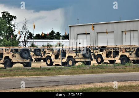 I veicoli militari e le attrezzature utilizzate per la formazione sono in scena per l'uso 11 giugno 2021, a Fort McCoy, Wis., come parte delle operazioni di addestramento sul posto. Migliaia di membri militari si sono allenati a Fort McCoy nel 2021 per eventi di fine settimana, combattimenti prolungati, esercizi e formazione istituzionale. Il motto di Fort McCoy è quello di essere il “Centro di addestramento della forza totale”. Foto Stock