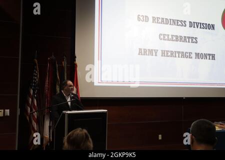 Mentre la cerimonia è in corso, Joshua Baucom, storico della 63° Divisione di preparazione, fornisce la linea storica della divisione, la sua attivazione, e i nomi della Medaglia d'onore destinatari della seconda guerra mondiale, 11 giugno 2021. I soldati celebrano per la prima volta il patrimonio della 63° RD con attività, una cerimonia e musica della 191a Army Band out of Dublin, California. Foto Stock