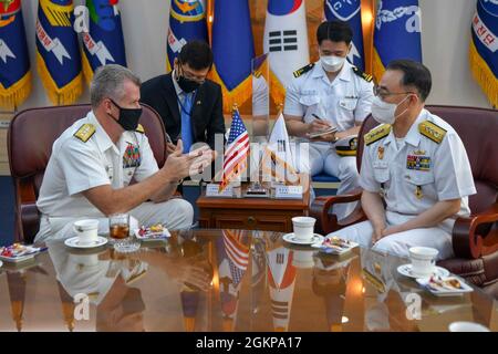 210611-N-ZU710-0061 BUSAN, Repubblica di Corea (11 giugno 2021) ADM. Samuel Paparo, Comandante, US Pacific Fleet, parla con la Repubblica di Corea (ROK) Navy Vice ADM. Lee Jong-ho, Comandante, flotta di ROK, al Comandante, sede centrale della flotta di ROK a Busan, Repubblica di Corea. ADM. La prima visita di Paparo nella Repubblica di Corea, dopo aver assunto il comando di PACFLT, contribuirà a plasmare il futuro dell'alleanza ROK-USA e a promuovere i nostri valori condivisi di democrazia, libertà di navigazione e sicurezza marittima. Foto Stock