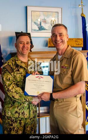 Il Capitano Steven W. Antcliff, comandante della Scuola Navale Submarine, presenta il Capitano Matthew D. Fanning con la Legione del merito in una cerimonia a bordo della base Navale Submarine New London il 11 giugno 2021. Fanning è stato riconosciuto per il suo servizio dedicato come istruttore presettivo di comandante della Scuola Navale Submarine. Fanning ha addestrato oltre 150 futuri ufficiali di comando e dirigenti sottomarini, che rappresentano quasi il 100% dell'attuale elemento di comando sottomarino. Foto Stock