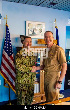 Il Capitano Steven W. Antcliff, comandante della Scuola Navale Submarine, presenta il Capitano Matthew D. Fanning con la Legione del merito in una cerimonia a bordo della base Navale Submarine New London il 11 giugno 2021. Fanning è stato riconosciuto per il suo servizio dedicato come istruttore presettivo di comandante della Scuola Navale Submarine. Fanning ha addestrato oltre 150 futuri ufficiali di comando e dirigenti sottomarini, che rappresentano quasi il 100% dell'attuale elemento di comando sottomarino. Foto Stock